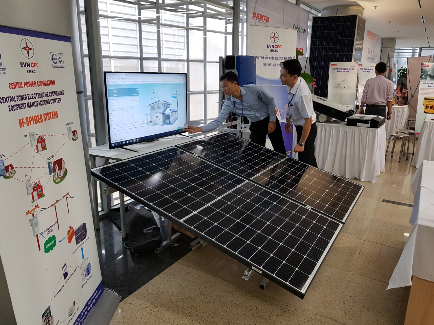 Pin năng lượng mặt trời được triển lãm bên lề Hội thảo